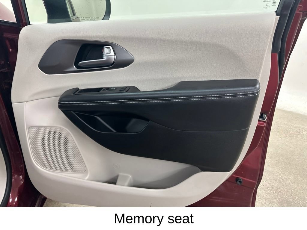 Used 2023 Chrysler Pacifica Touring-L AWD/4WD image 21