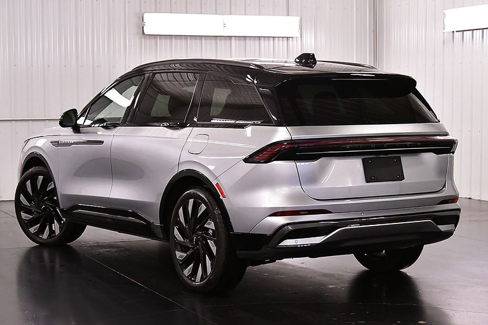 Used 2025 Lincoln Nautilus Reserve w/ Jet Appearance Package image 5