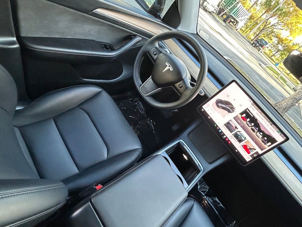 Used 2025 Tesla Model Y Long Range image 9