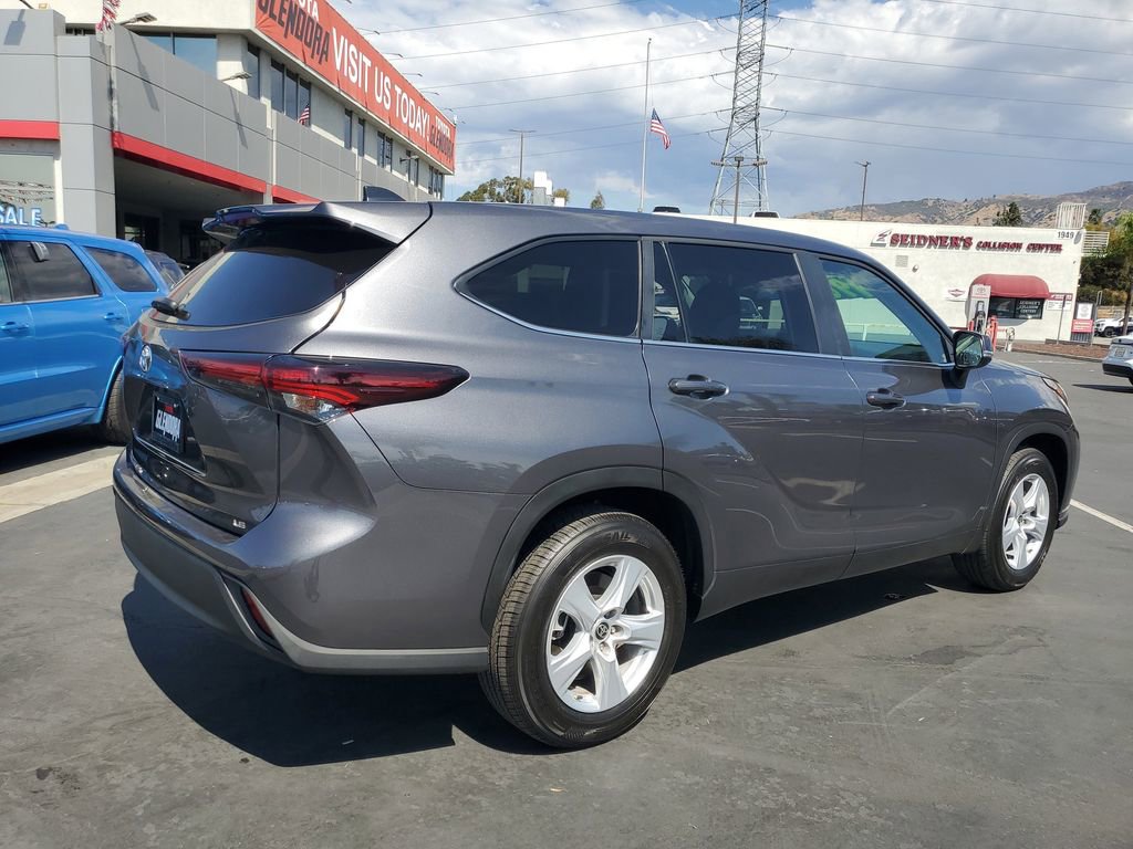 Used 2024 Toyota Highlander LE image 3