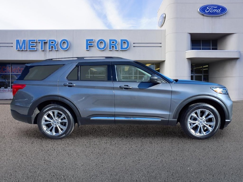 Certified 2022 Ford Explorer XLT w/ Equipment Group 202A AWD/4WD image 2