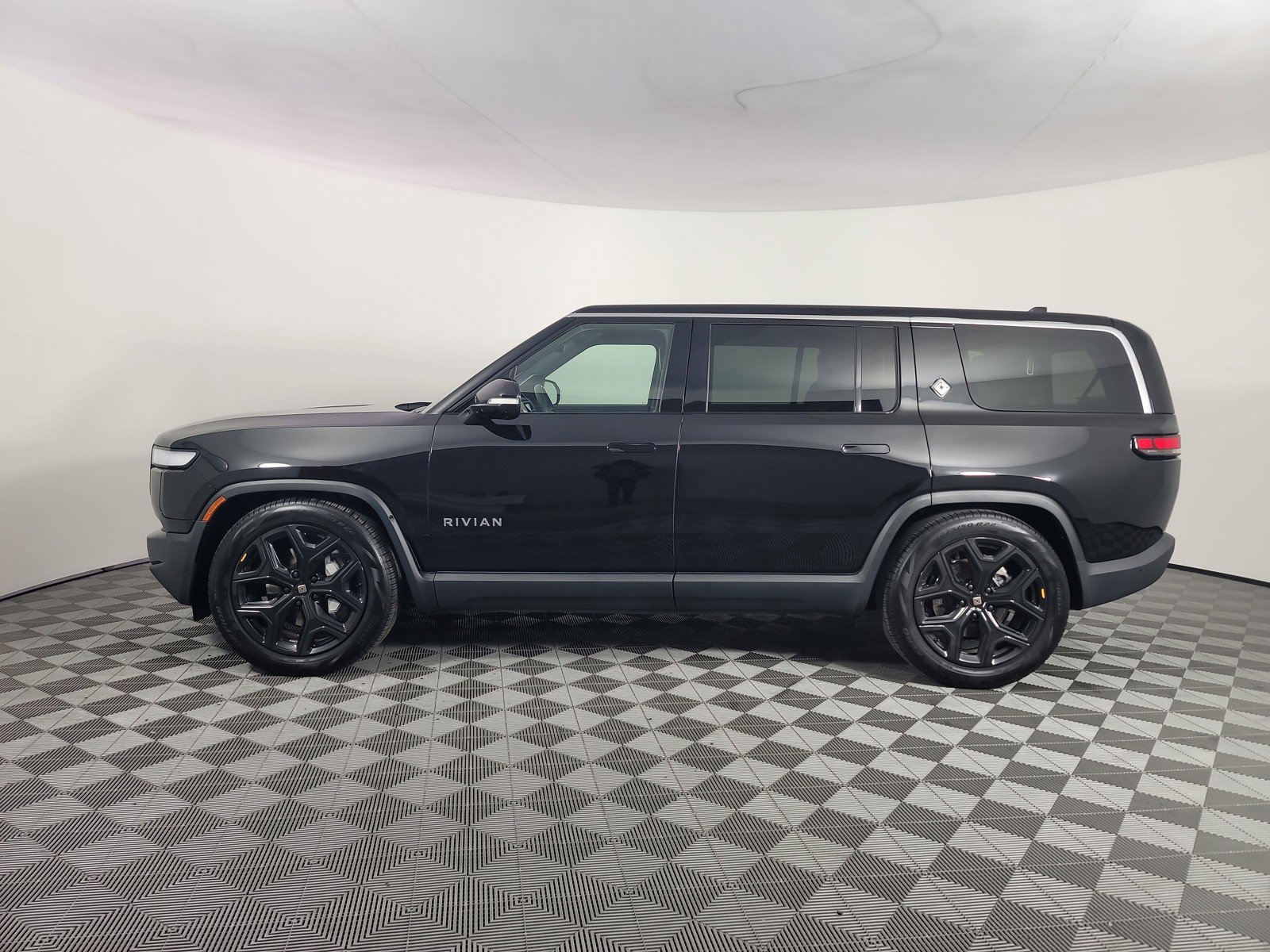 Used 2024 Rivian R1S Adventure image 2