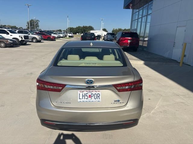 Used 2017 Toyota Avalon Limited w/ All Weather Liner Package FWD image 4