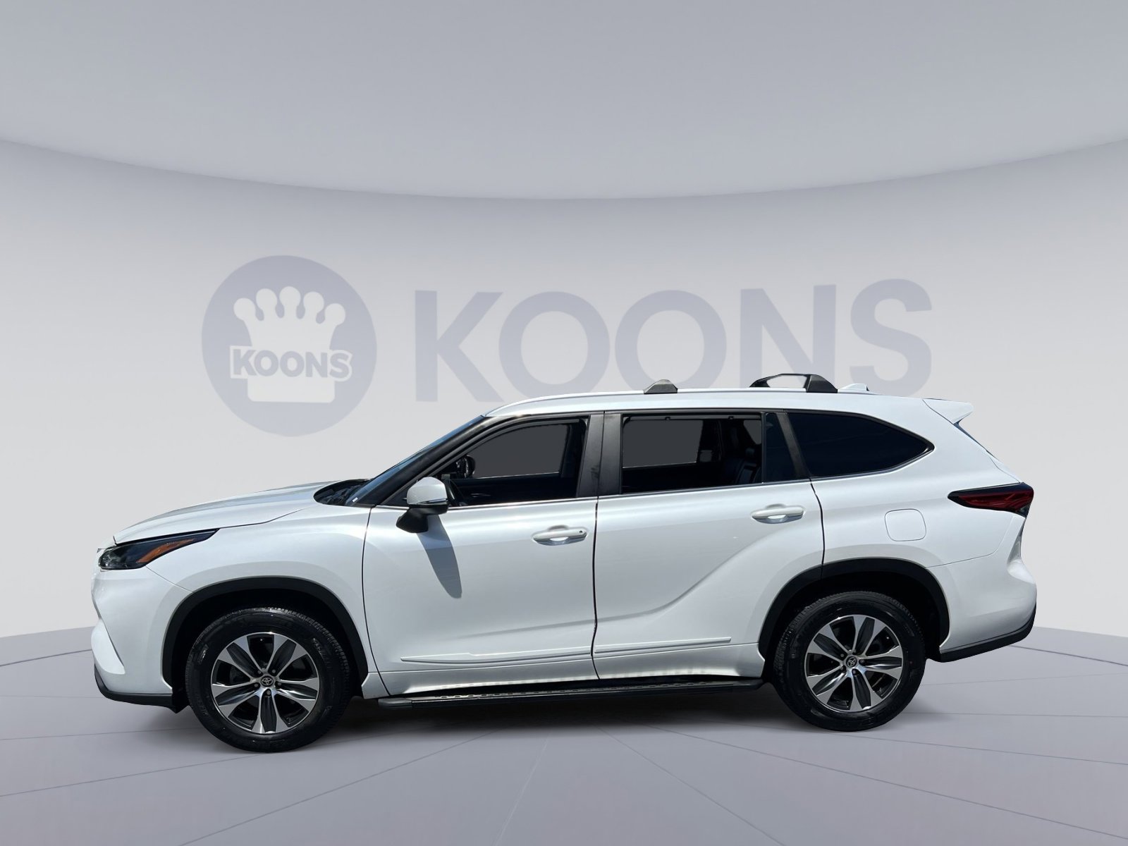 Used 2023 Toyota Highlander XLE FWD image 2