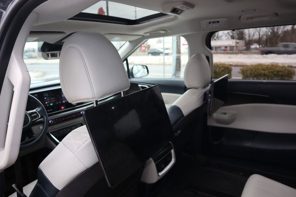 Used 2025 Kia Carnival SX FWD image 18