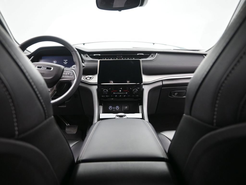 Used 2024 Jeep Grand Cherokee Limited image 24