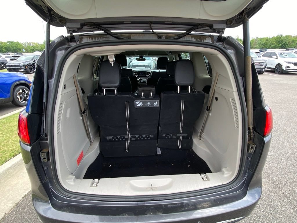 Used 2020 Chrysler Pacifica Touring-L FWD image 9