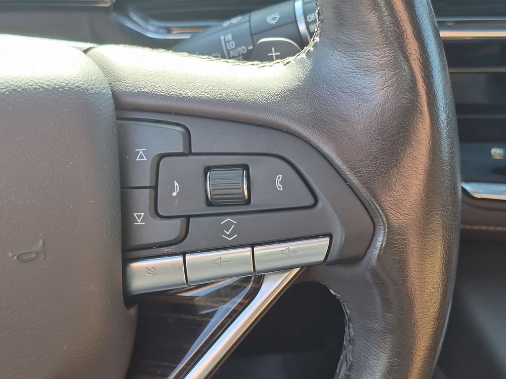 Used 2021 Cadillac Escalade Premium Luxury AWD/4WD image 17