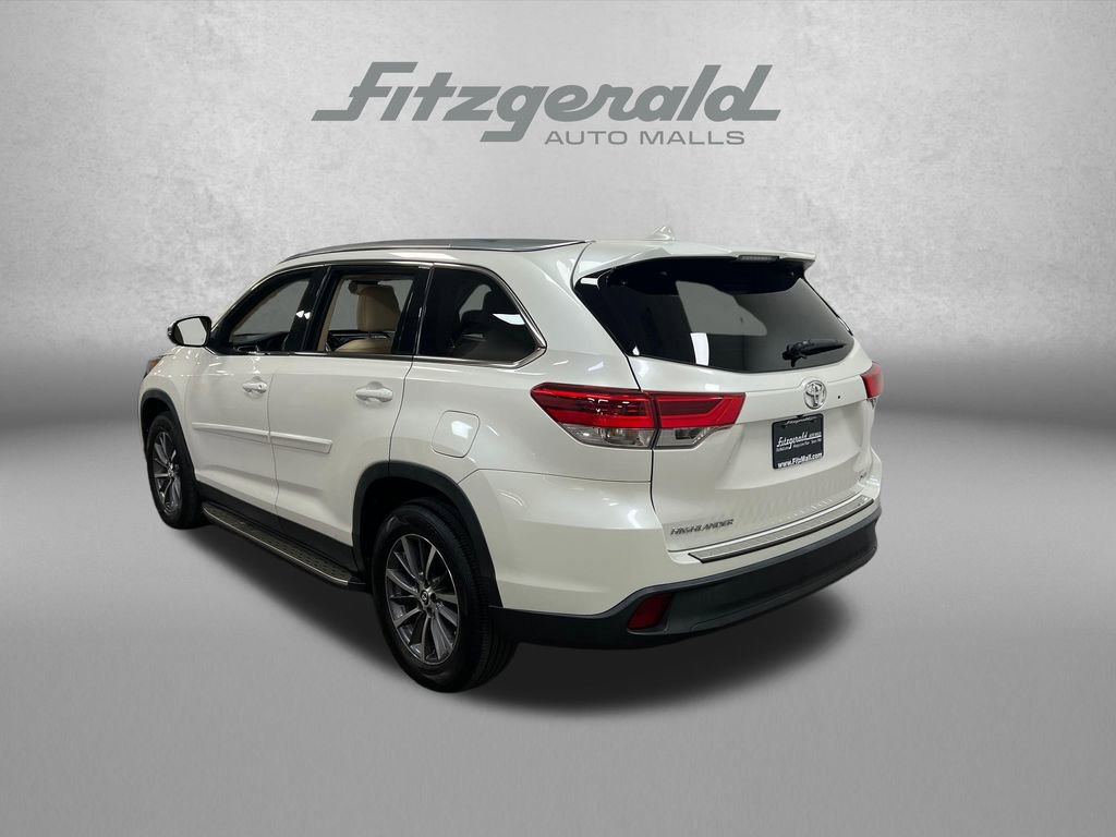 Used 2019 Toyota Highlander XLE FWD image 3
