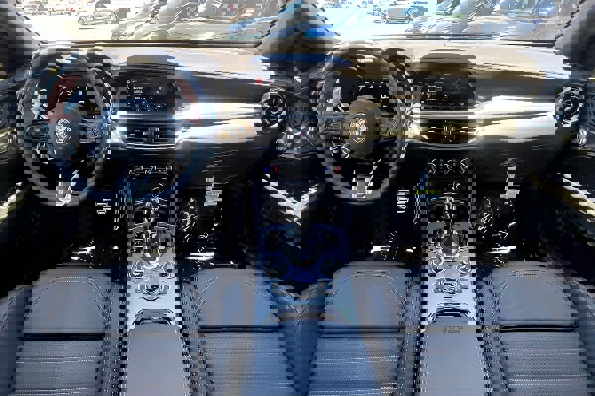 New 2025 Alfa Romeo Stelvio Sprint image 5