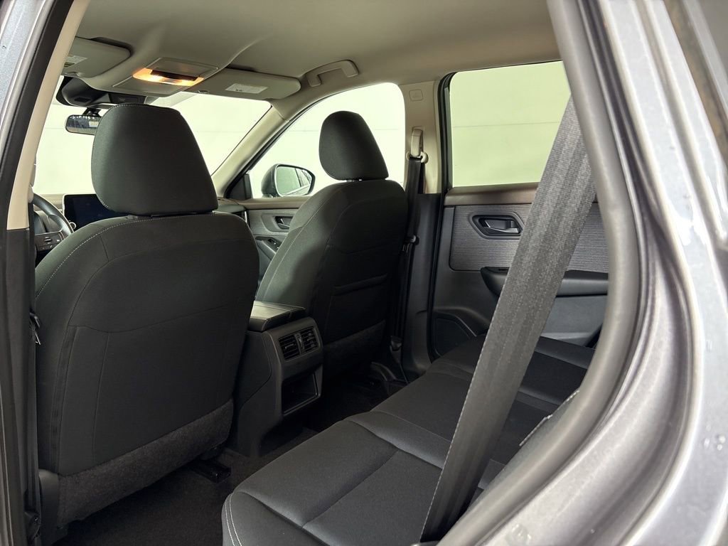 Used 2023 Nissan Rogue S image 17