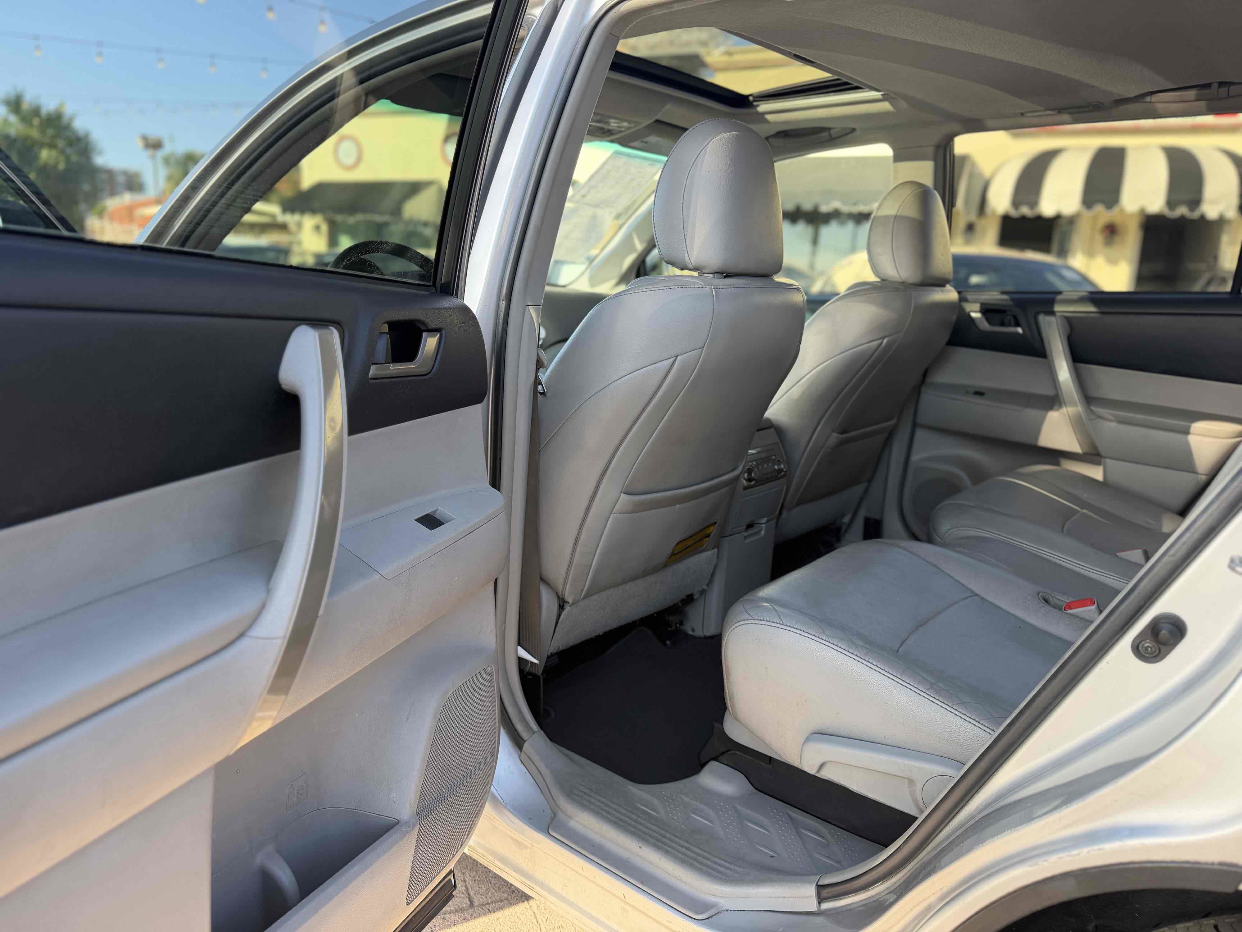 Used 2012 Toyota Highlander SE w/ Tow Pkg FWD image 20