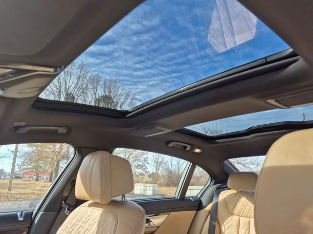 Used 2022 BMW 750i xDrive w/ Executive Package AWD/4WD image 32