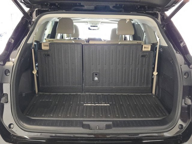 Used 2022 Toyota Highlander XLE AWD/4WD image 16