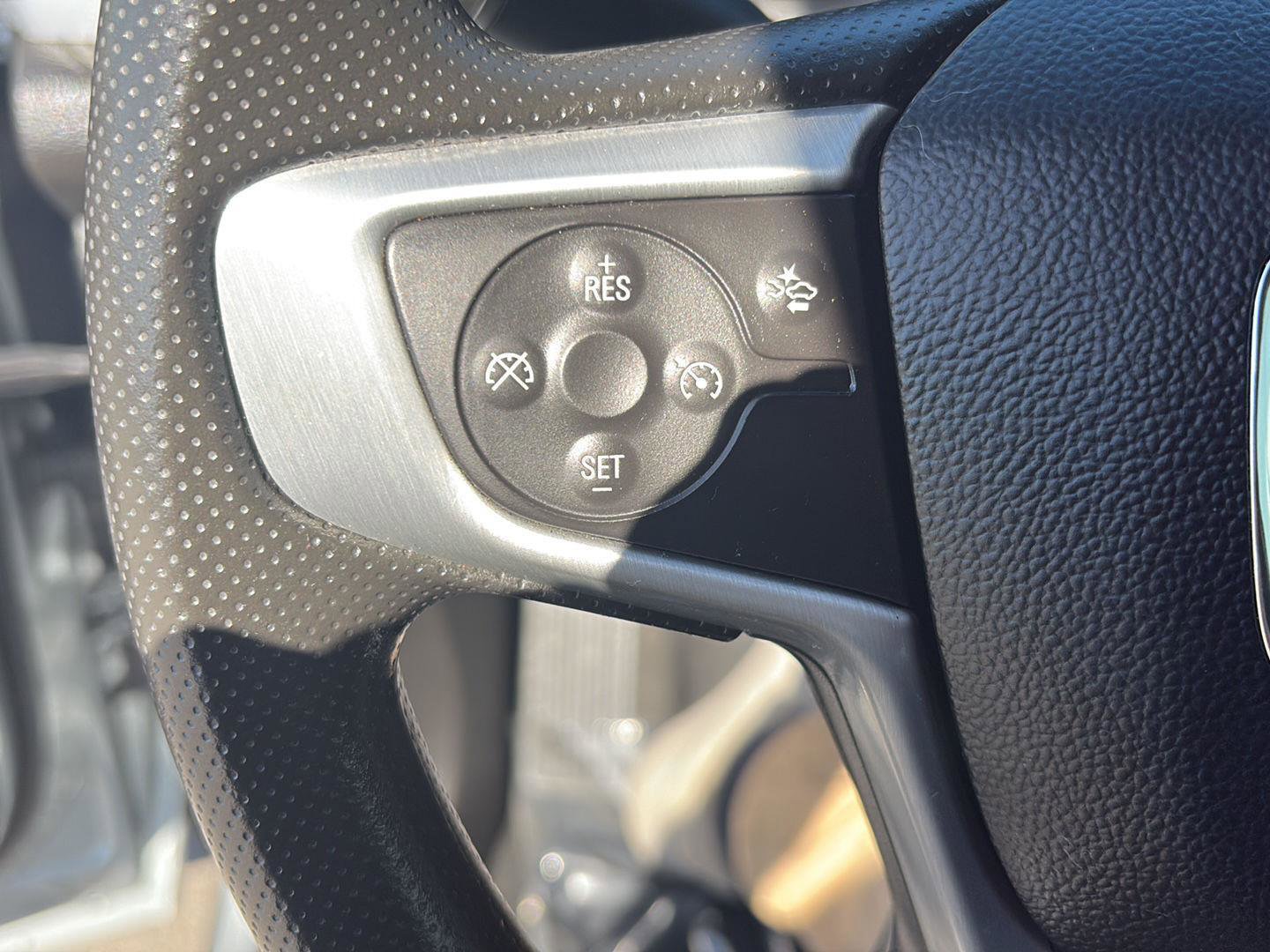 Used 2023 GMC Acadia SLE image 16