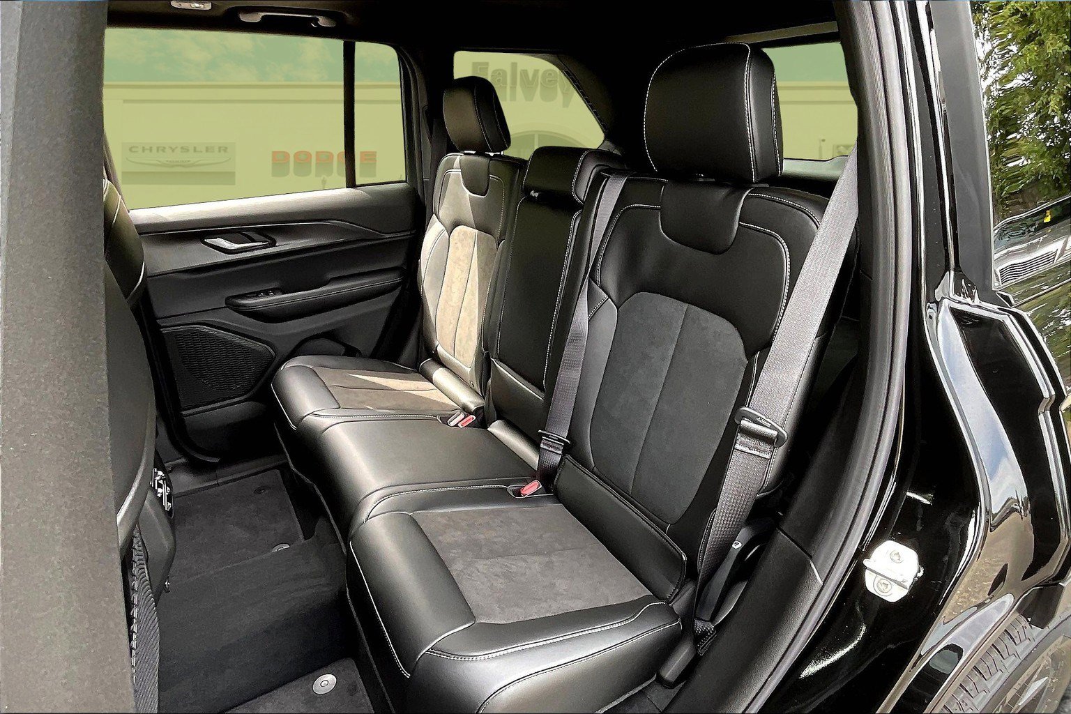 New 2025 Jeep Grand Cherokee Laredo image 10