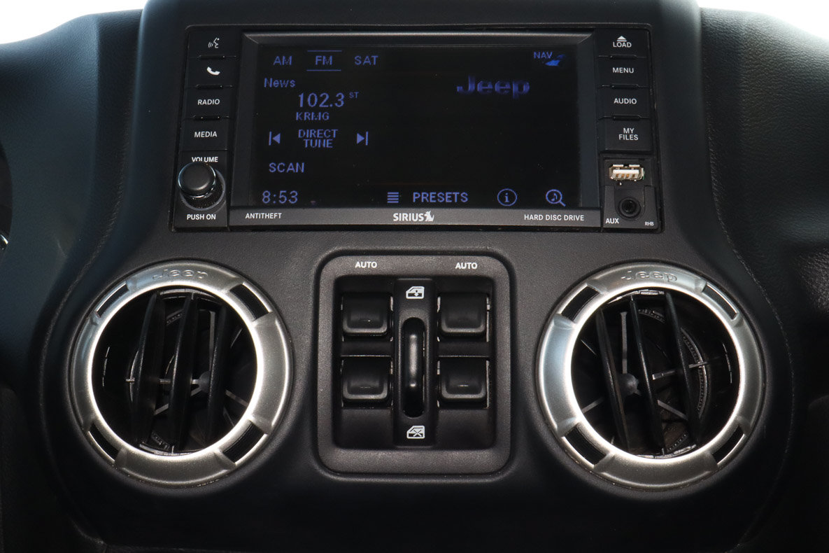 Used 2018 Jeep Wrangler Unlimited Rubicon w/ Connectivity Group AWD/4WD image 12