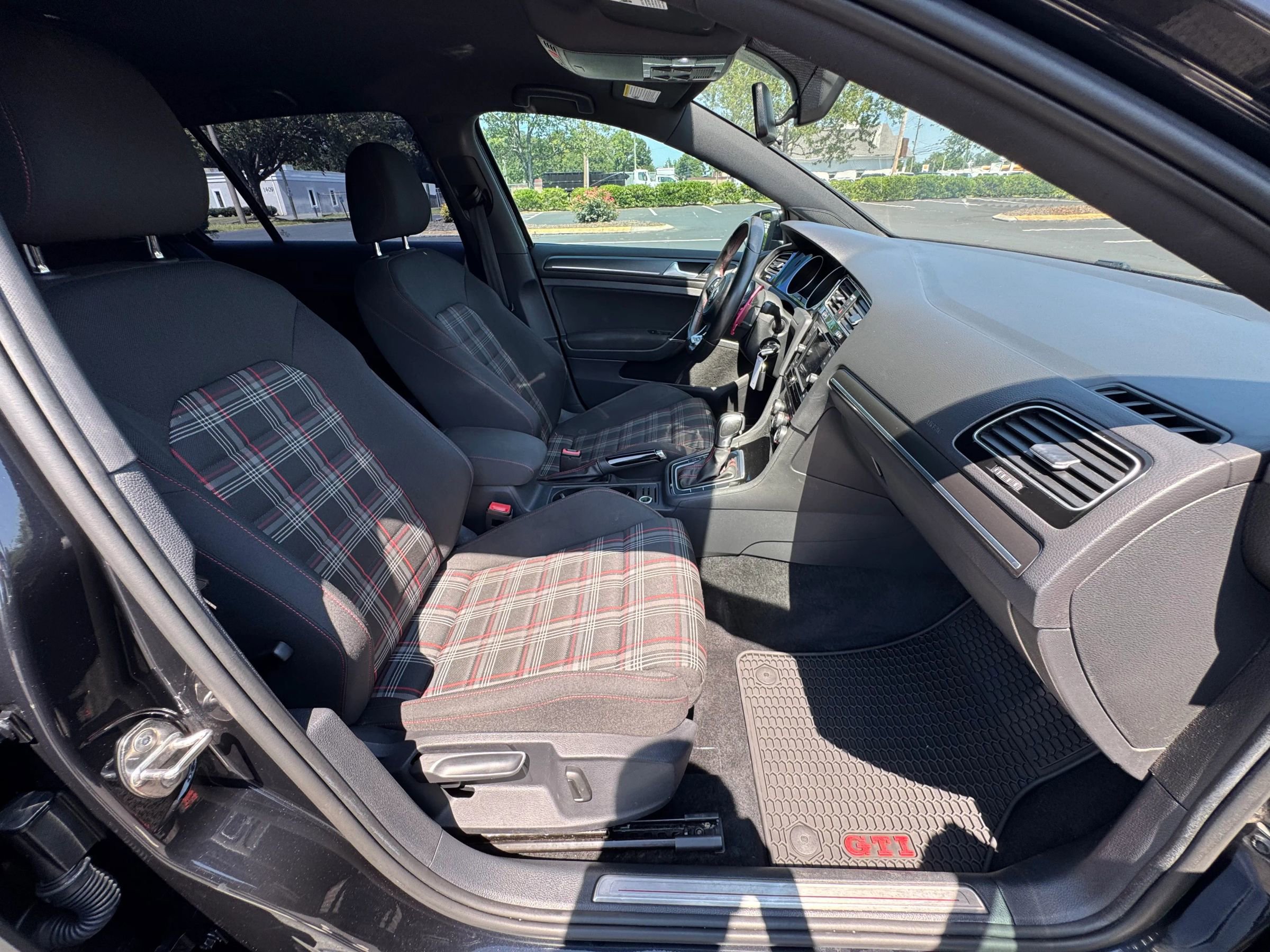 Used 2021 Volkswagen GTI SE image 18