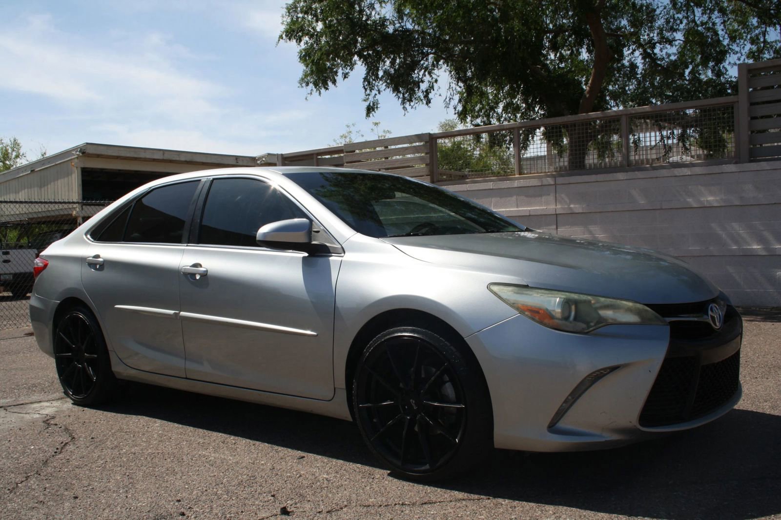 Used 2015 Toyota Camry SE FWD image 2