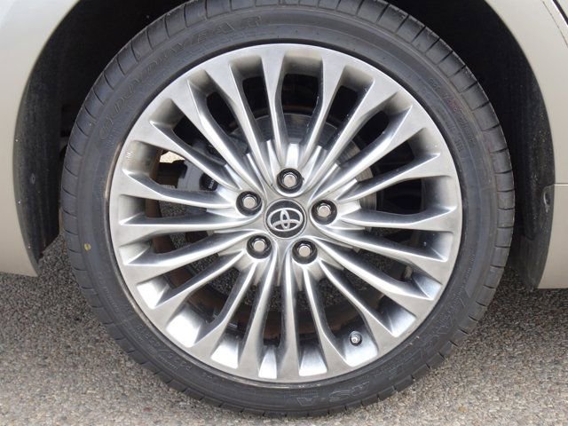 Used 2017 Toyota Avalon Limited image 25