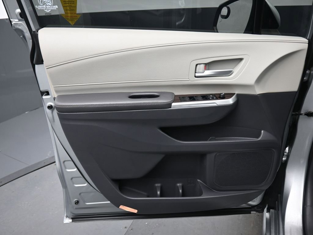Used 2021 Toyota Sienna XLE w/ XLE Plus Package image 9