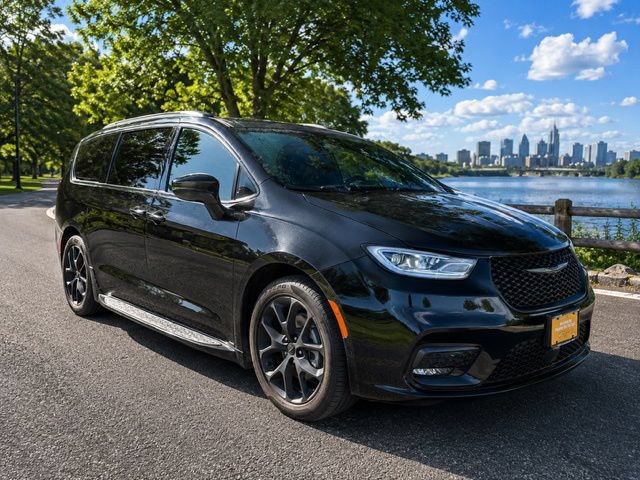 Used 2025 Chrysler Pacifica Limited FWD image 1