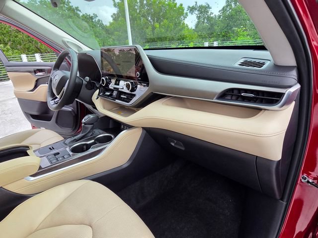 Used 2025 Toyota Highlander Limited FWD image 26