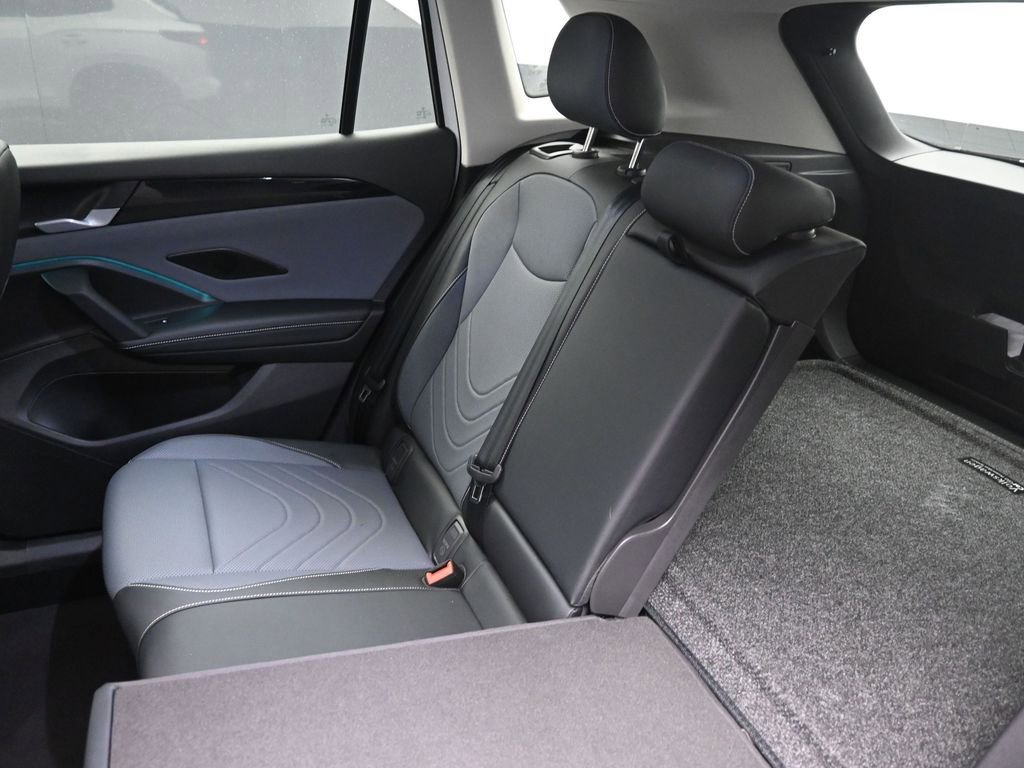 Certified 2025 Volkswagen Tiguan SE FWD image 21