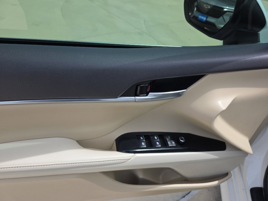 Used 2020 Toyota Camry XLE image 13