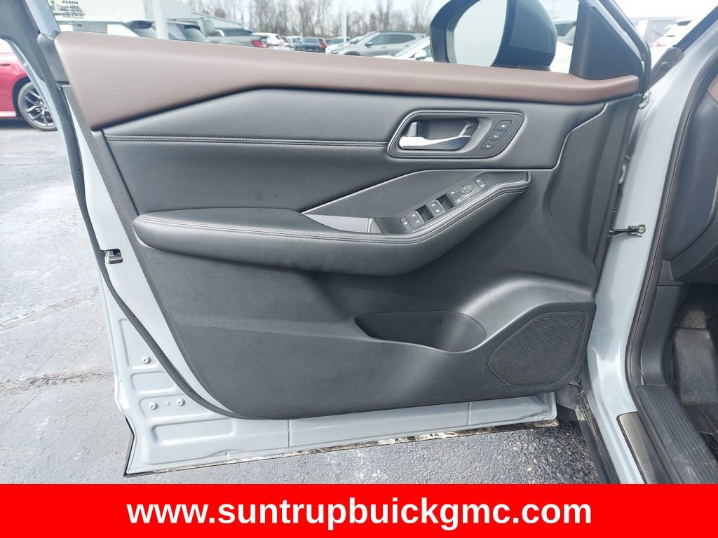 Used 2023 Nissan Rogue SL w/ SL Premium Package image 11