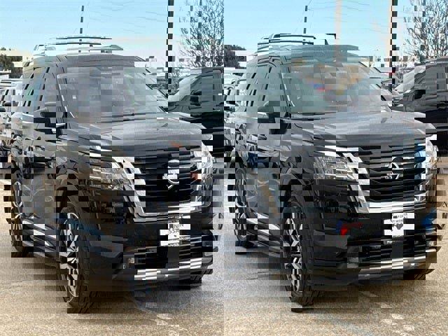 Used 2022 Nissan Pathfinder Platinum w/ Lighting Package (N93) image 2