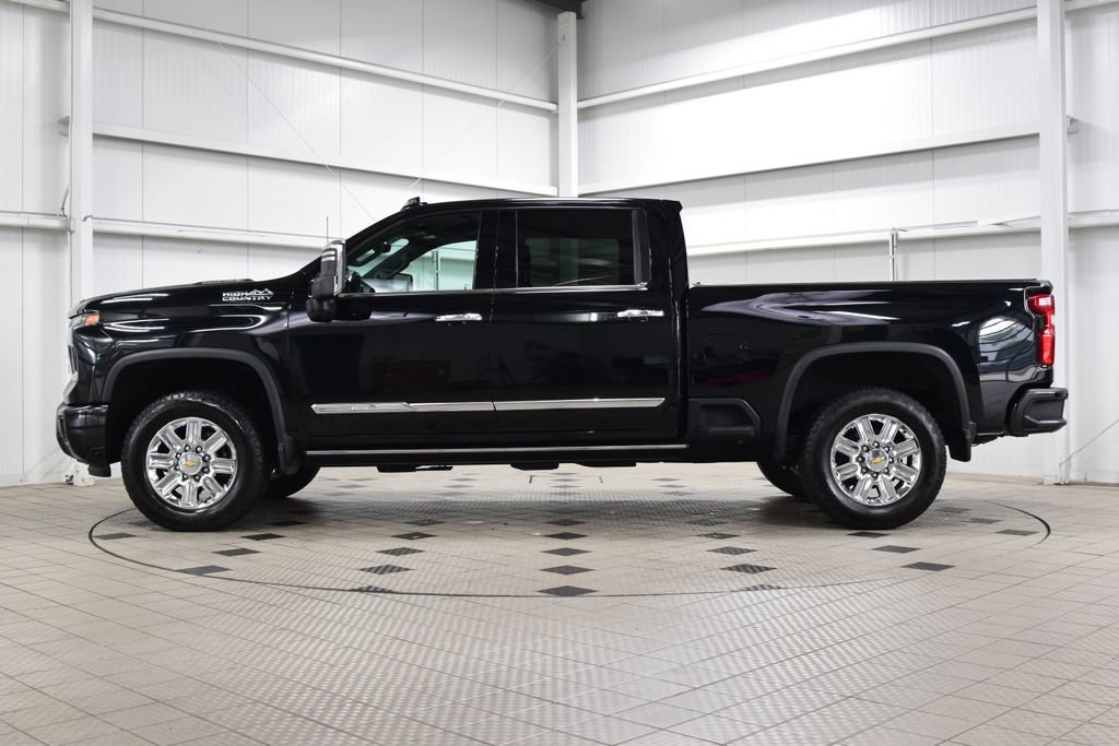 Used 2024 Chevrolet Silverado 2500 High Country w/ Technology Package AWD/4WD image 4
