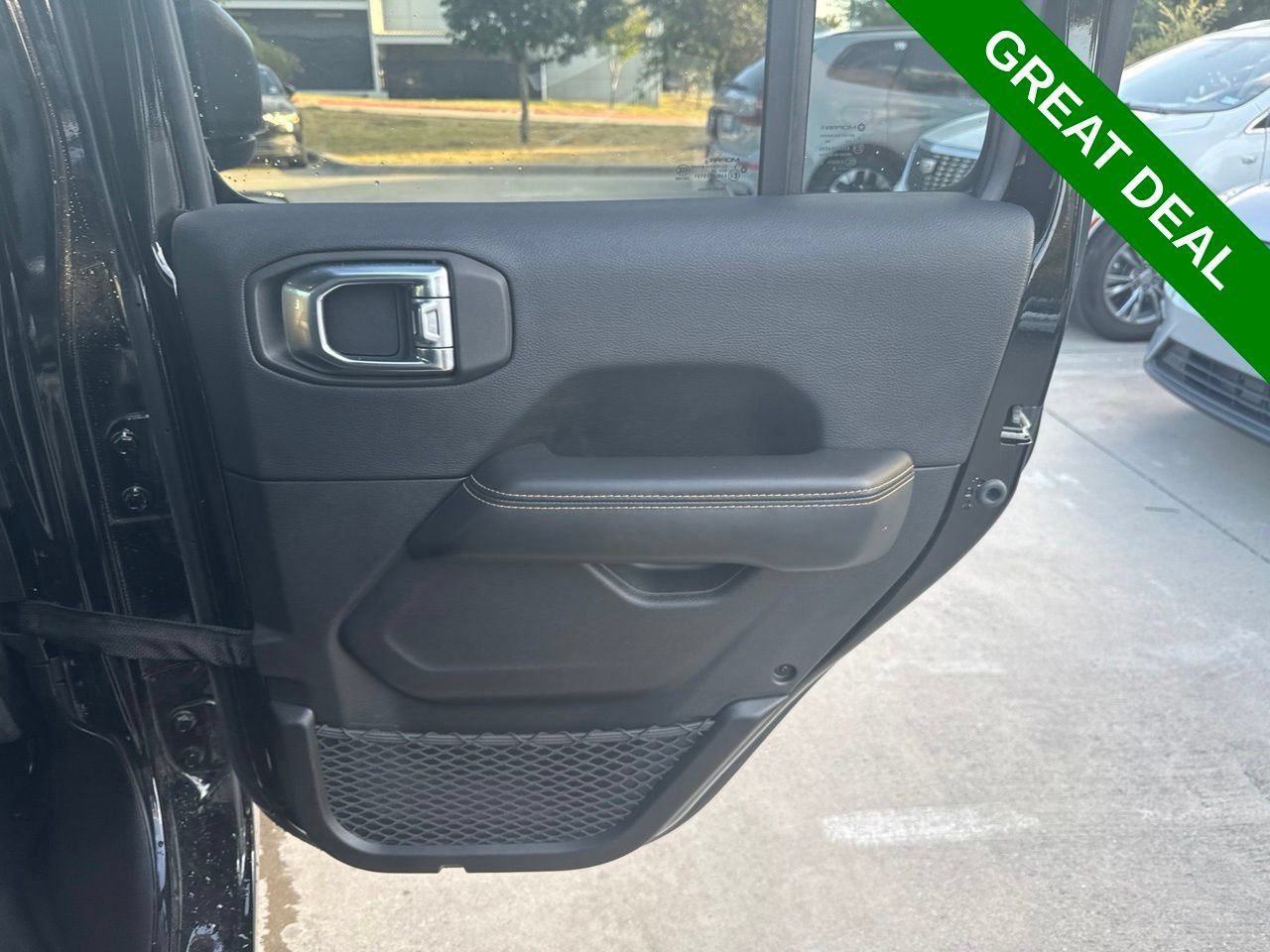 Used 2025 Jeep Wrangler Unlimited Sahara w/ Safety Group AWD/4WD image 12