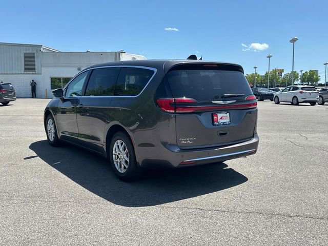 Used 2023 Chrysler Pacifica Touring-L FWD image 6