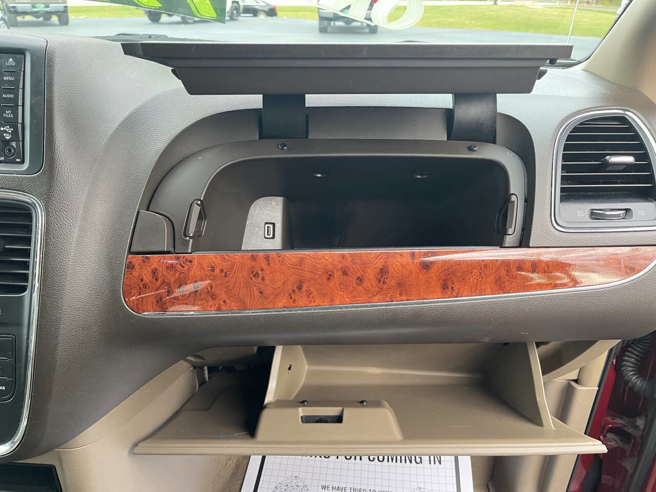 Used 2015 Chrysler Town & Country Touring image 18