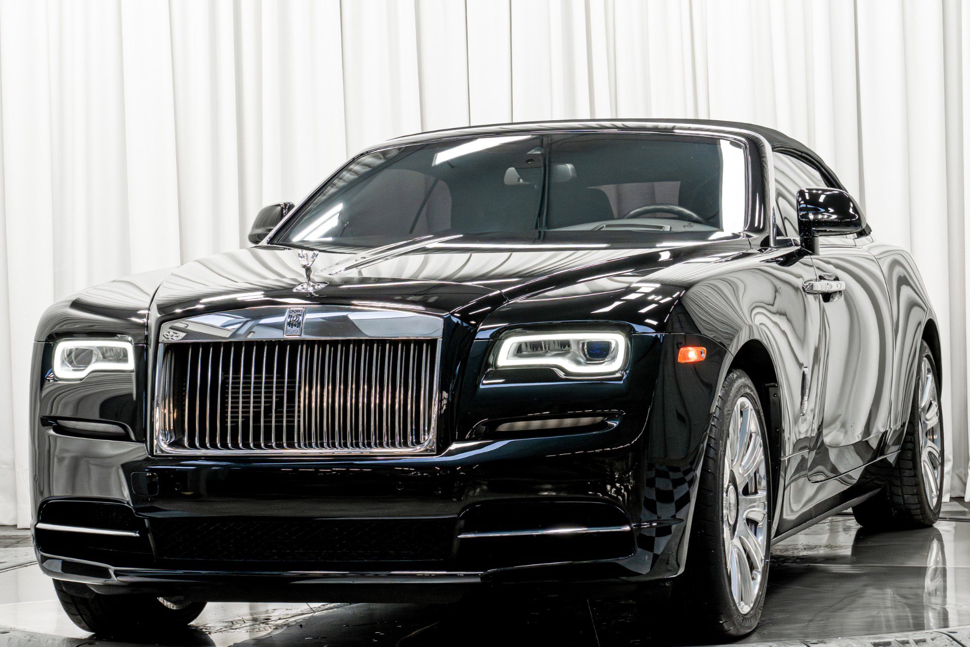 Used 2017 Rolls-Royce Dawn RWD image 5
