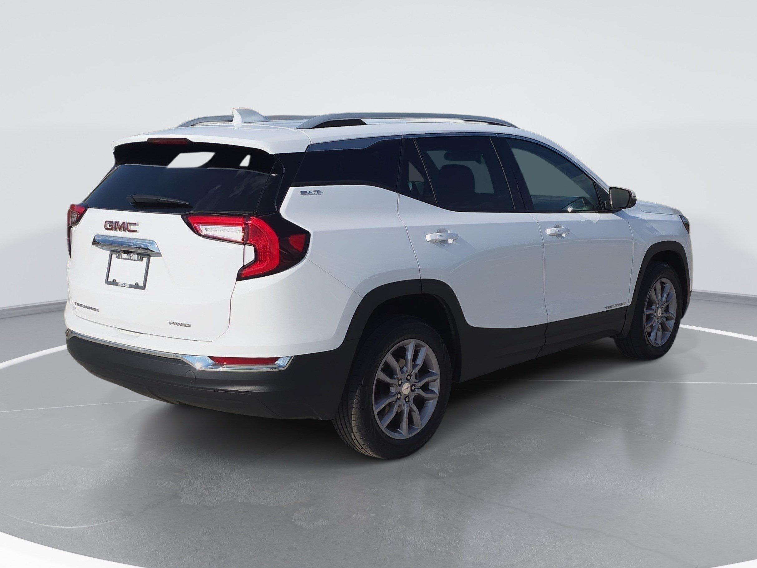 Used 2024 GMC Terrain SLT AWD/4WD image 3