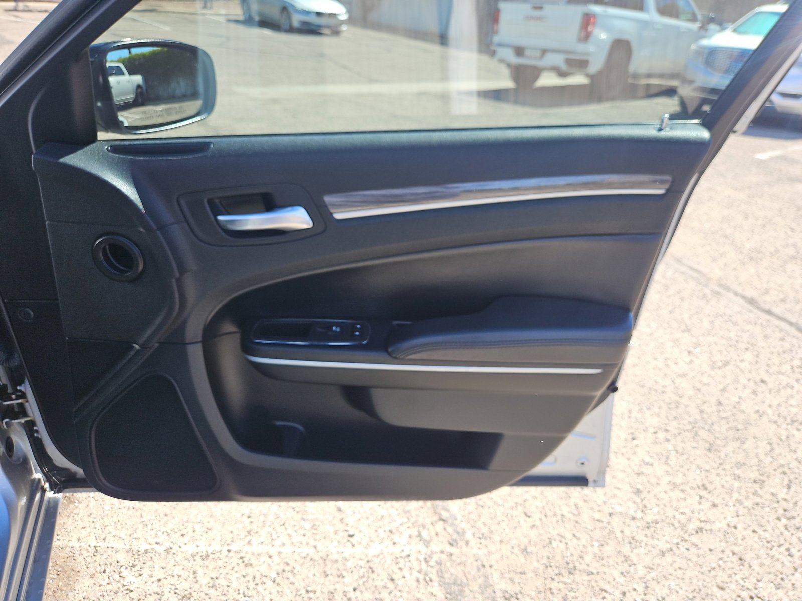 Used 2022 Chrysler 300 Touring w/ Sport Appearance Package image 16