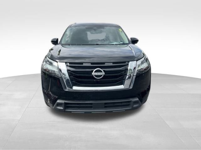 Used 2024 Nissan Pathfinder SV image 2