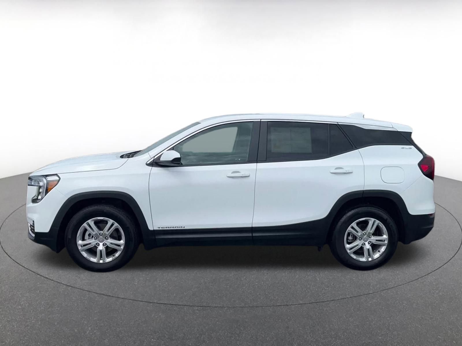 Used 2024 GMC Terrain SLE image 9