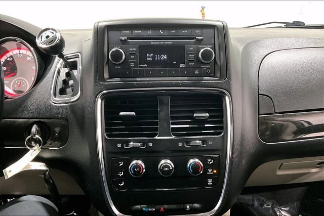 Used 2017 Dodge Grand Caravan SE w/ UConnect Hands-Free Group image 15