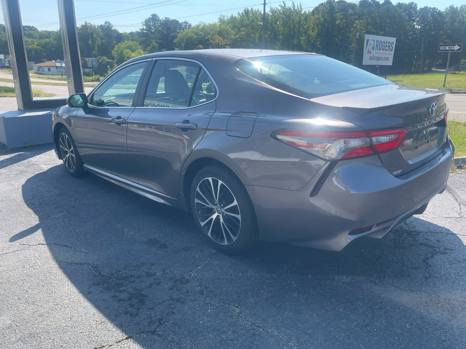 Used 2018 Toyota Camry SE w/ Convenience Package FWD image 4