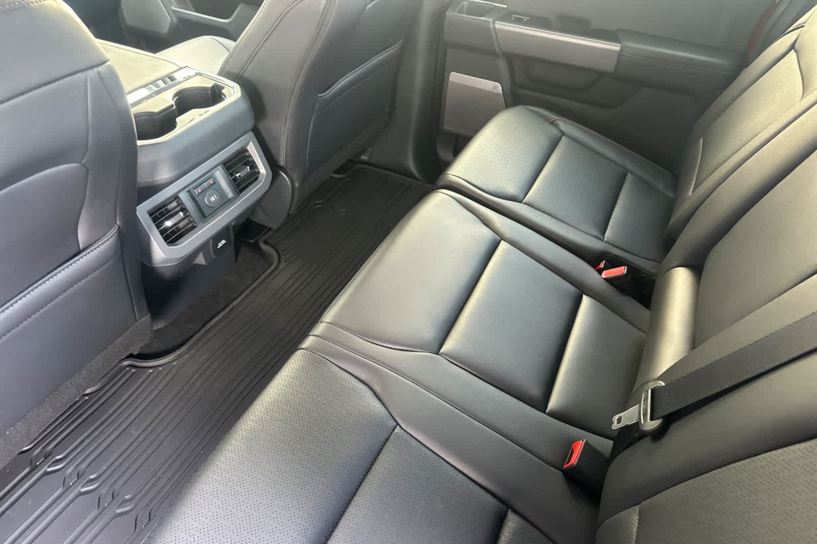 New 2027 Ford F350 Lariat w/ Black Appearance Package AWD/4WD image 4