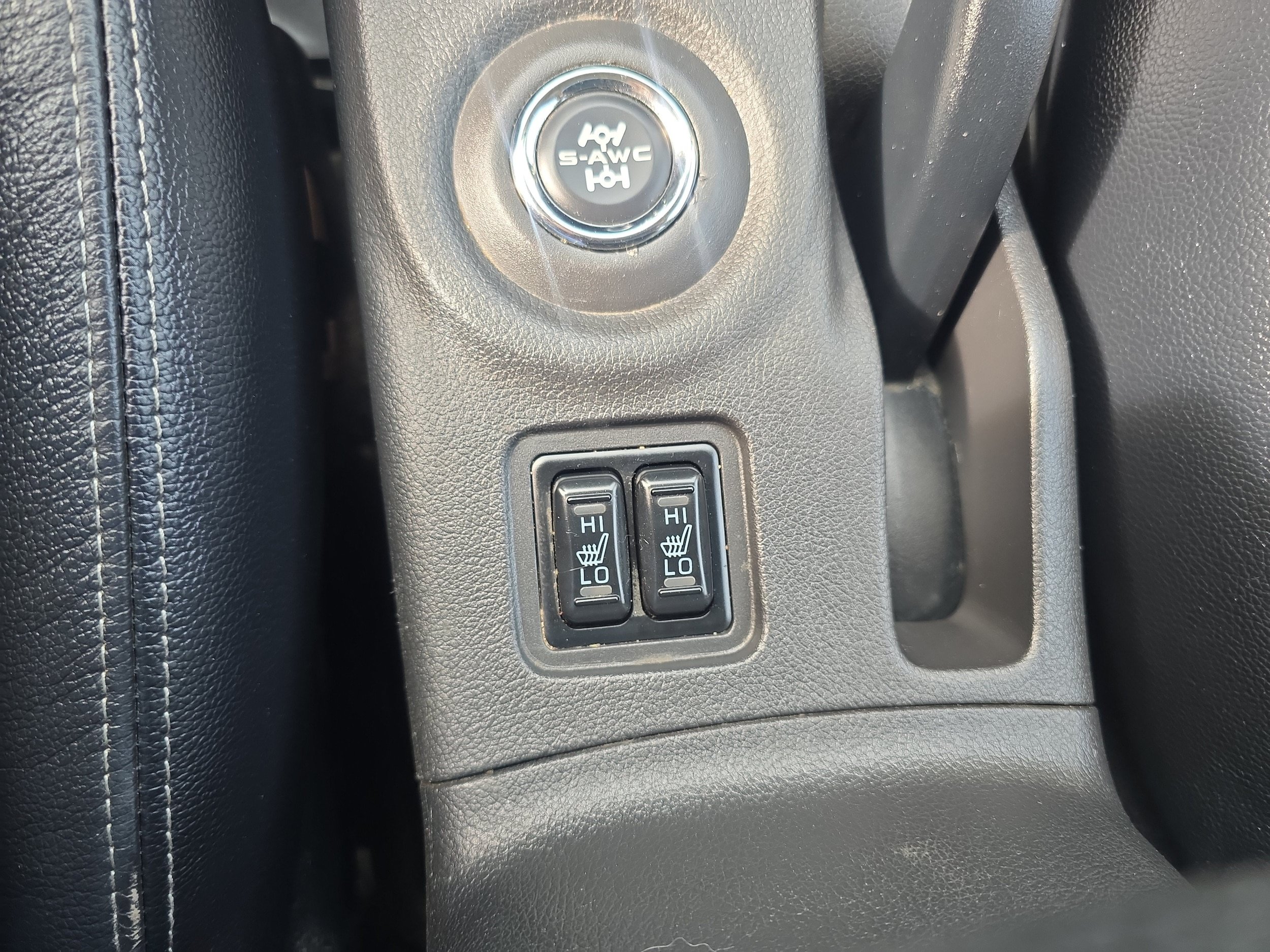 Used 2015 Mitsubishi Outlander GT AWD/4WD image 14