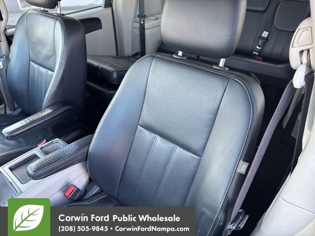 Used 2014 Chrysler Town & Country Touring image 25