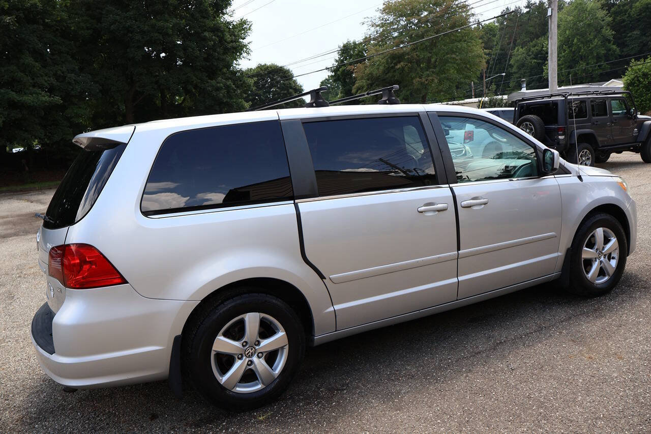 Used 2010 Volkswagen Routan SE FWD image 10