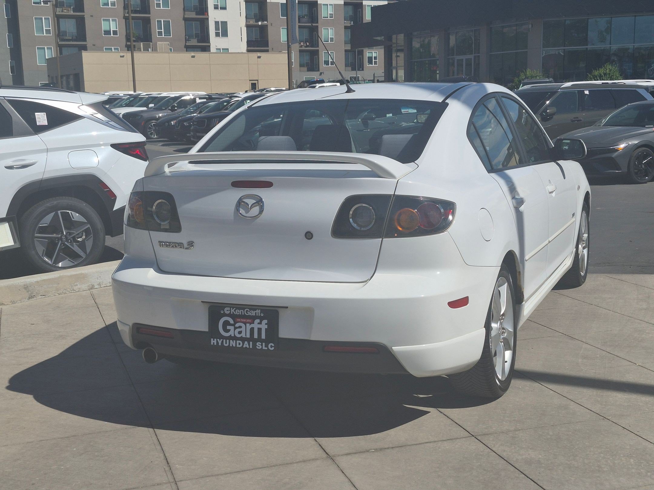 Used 2005 MAZDA MAZDA3 s w/ Moonroof & 6-CD Pkg FWD image 4