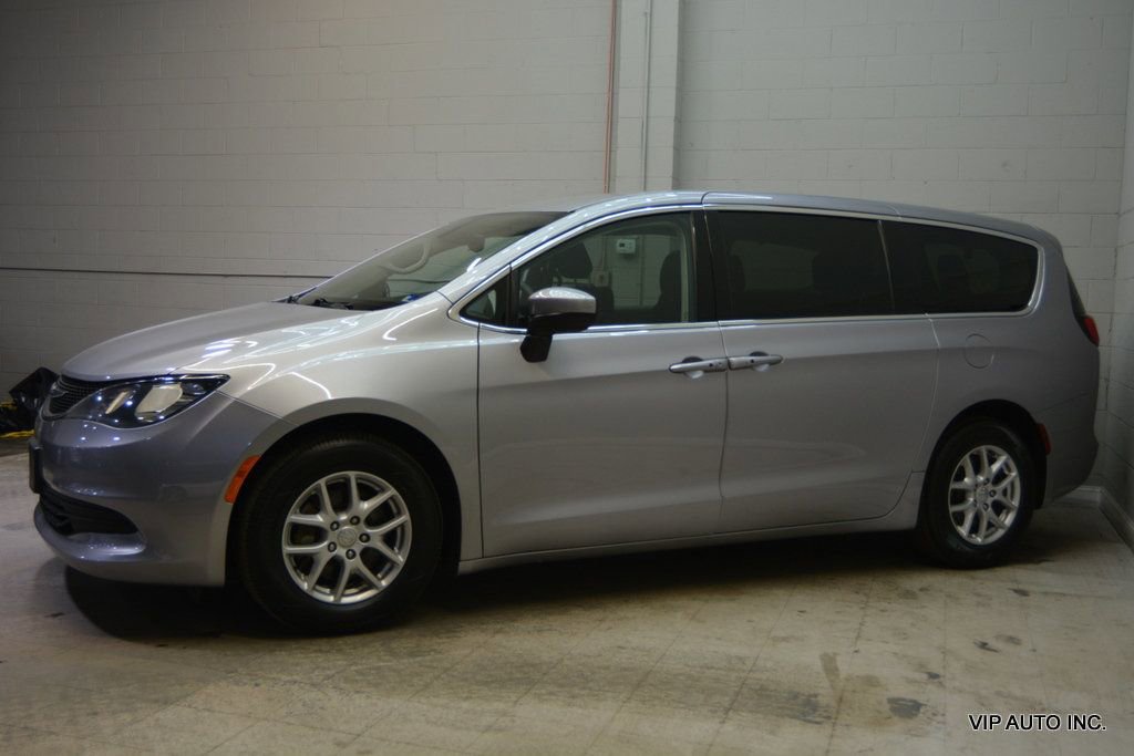 Used 2017 Chrysler Pacifica Touring image 33