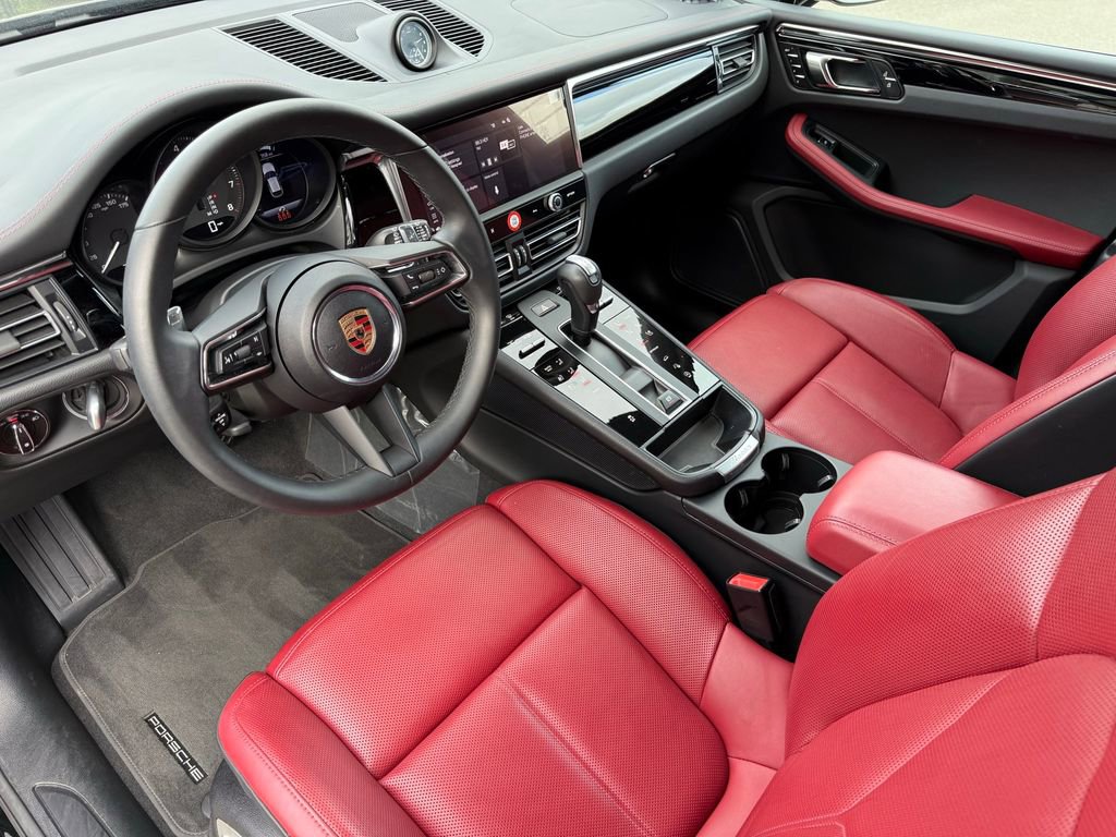 Used 2025 Porsche Macan image 4