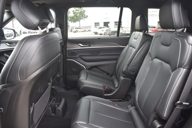 Used 2025 Jeep Grand Cherokee L Limited w/ Luxury Tech Group II image 16